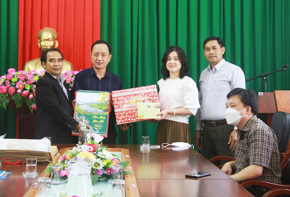 Đoàn công tác trao quà cho Ban Dân tộc tỉnh Đắk Lắk
