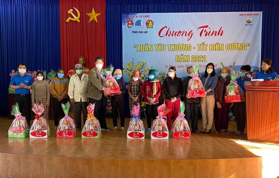 Tỉnh đoàn Gia Lai trao quà cho các gia đình chính sách, hoàn cảnh khó khăn tại xã Ia Dom, huyện Đức Cơ