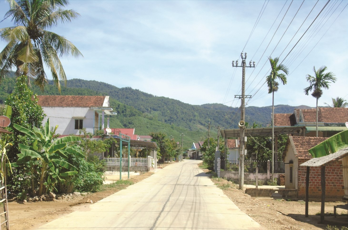 Đường giao thông ở các khu dân cư được huyện Hoài Ân đầu tư hoàn chỉnh.