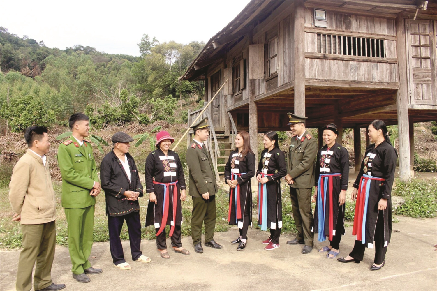 Cán bộ Đội An ninh - Công an huyện Lục Nam, nắm bắt tình hình an ninh trật tự, đời sống dân cư vùng đồng bào DTTS. Ảnh TL