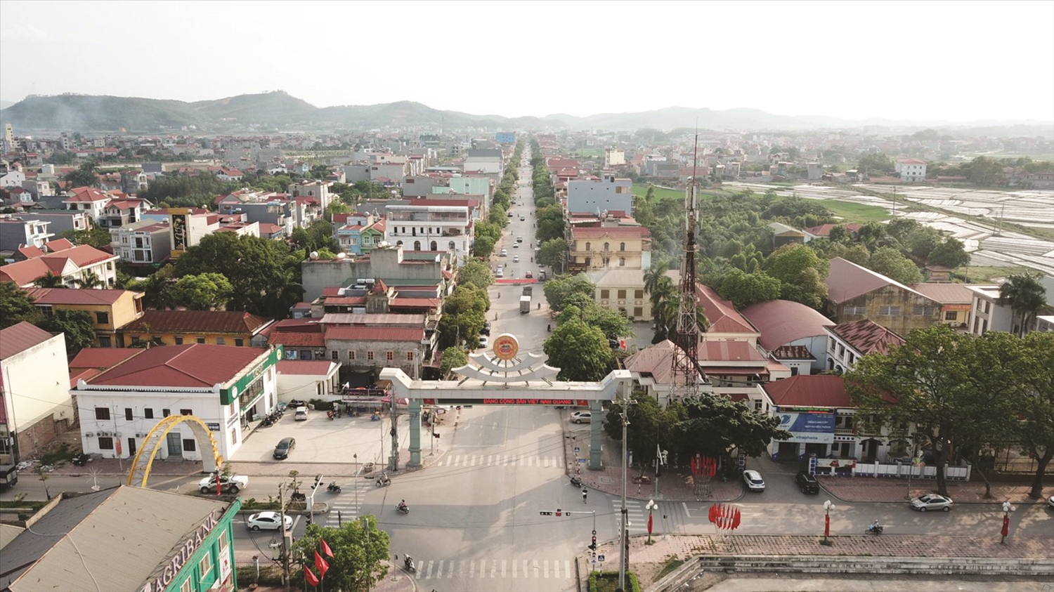  Thị trấn Đồi Ngô, huyện Lục Nam được Bộ trưởng Bộ Xây dựng công nhận là đô thị loại IV ngày 27/4/2021. (Trong ảnh: Thị trấn Đồi Ngô nhìn từ trên cao)