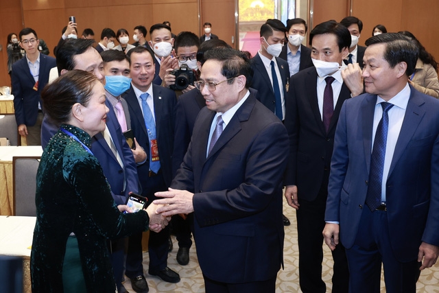 Thủ tướng thăm hói, chúc mừng bà con Việt kiều về dự chương trình Xuân Quê hương 2022 - Ảnh: VGP/Nhật Bắc