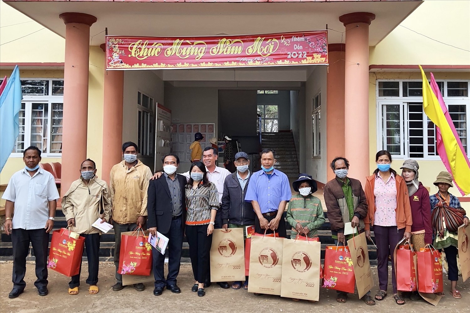 Đoàn công tác trao quà cho đồng bào DTTS xã Đắk N’drung, huyện Đắk Song