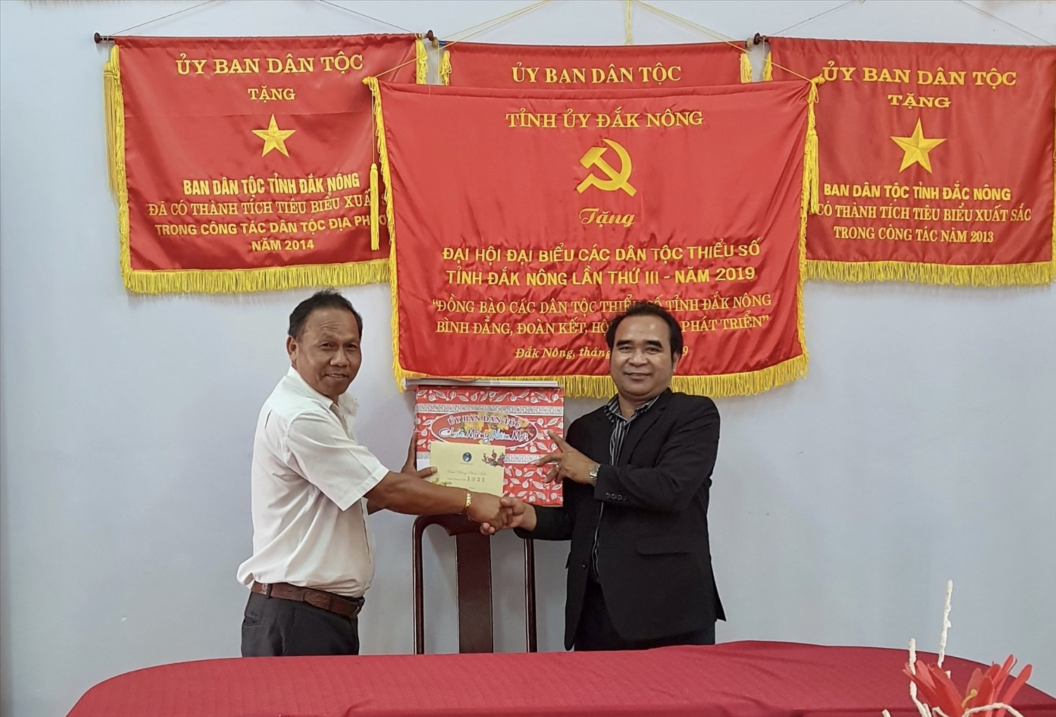 Ông Điểu Mưu, Phó Vụ trưởng Vụ Địa phương II trao quà Ban Dân tộc tỉnh Đắk Nông