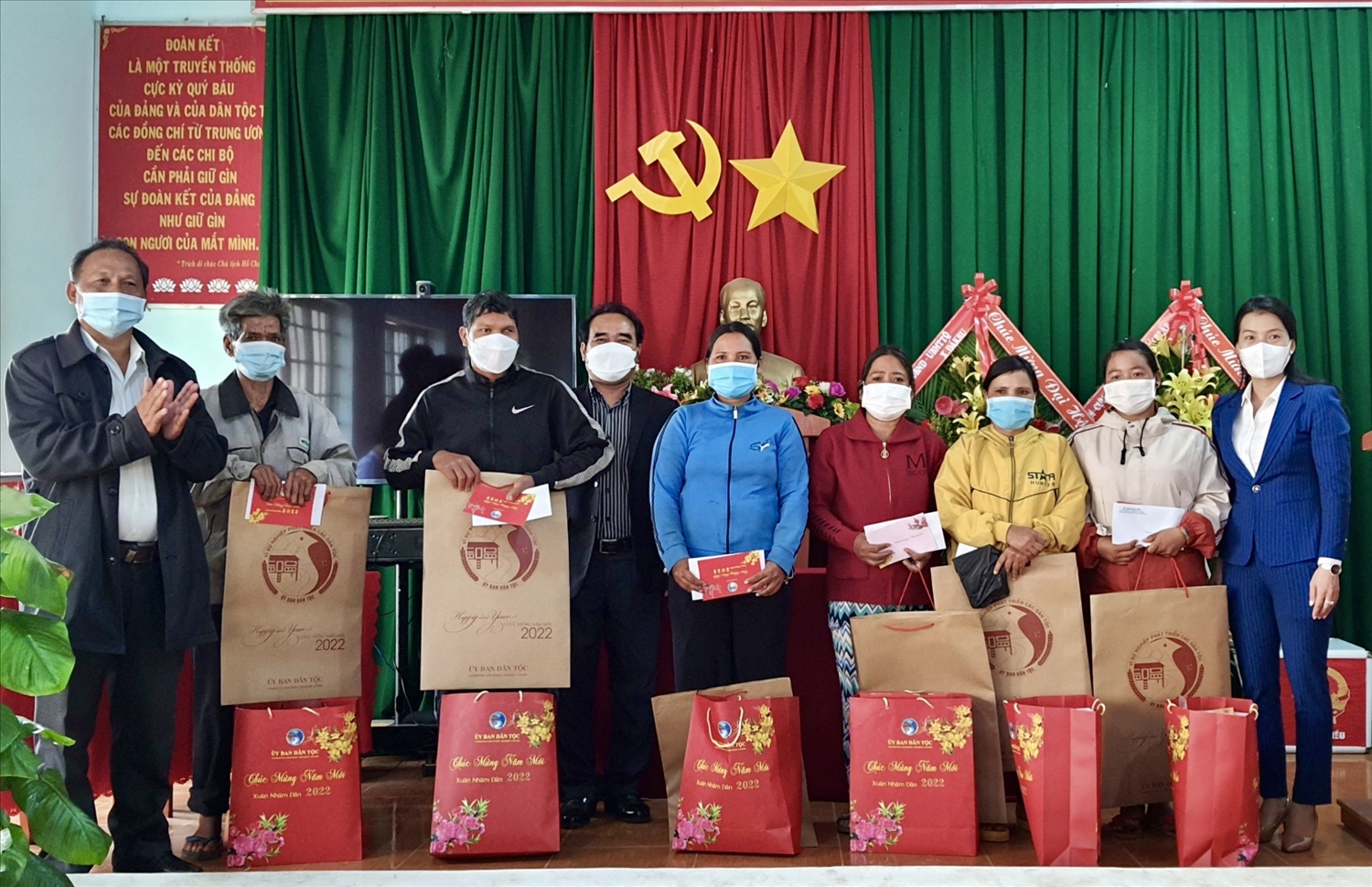 Đoàn công tác trao quà cho đồng bào DTTS xã Quảng Tín, huyện Đắk R’lấp