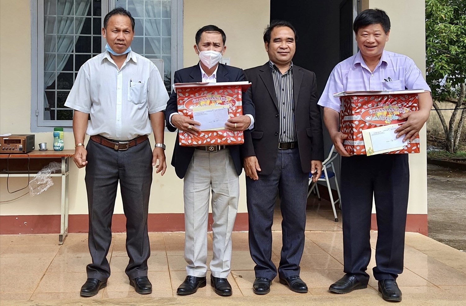 Đoàn công tác trao quà cho Trường PTDTNT huyện Đắk R’lấp