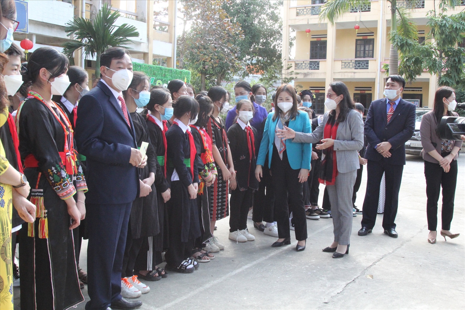 Thứ trưởng, Phó Chủ nhiệm Hoàng Thị Hạnh hỏi thăm các em học sinh Trường Phổ thông DTNT huyện Lục Yên