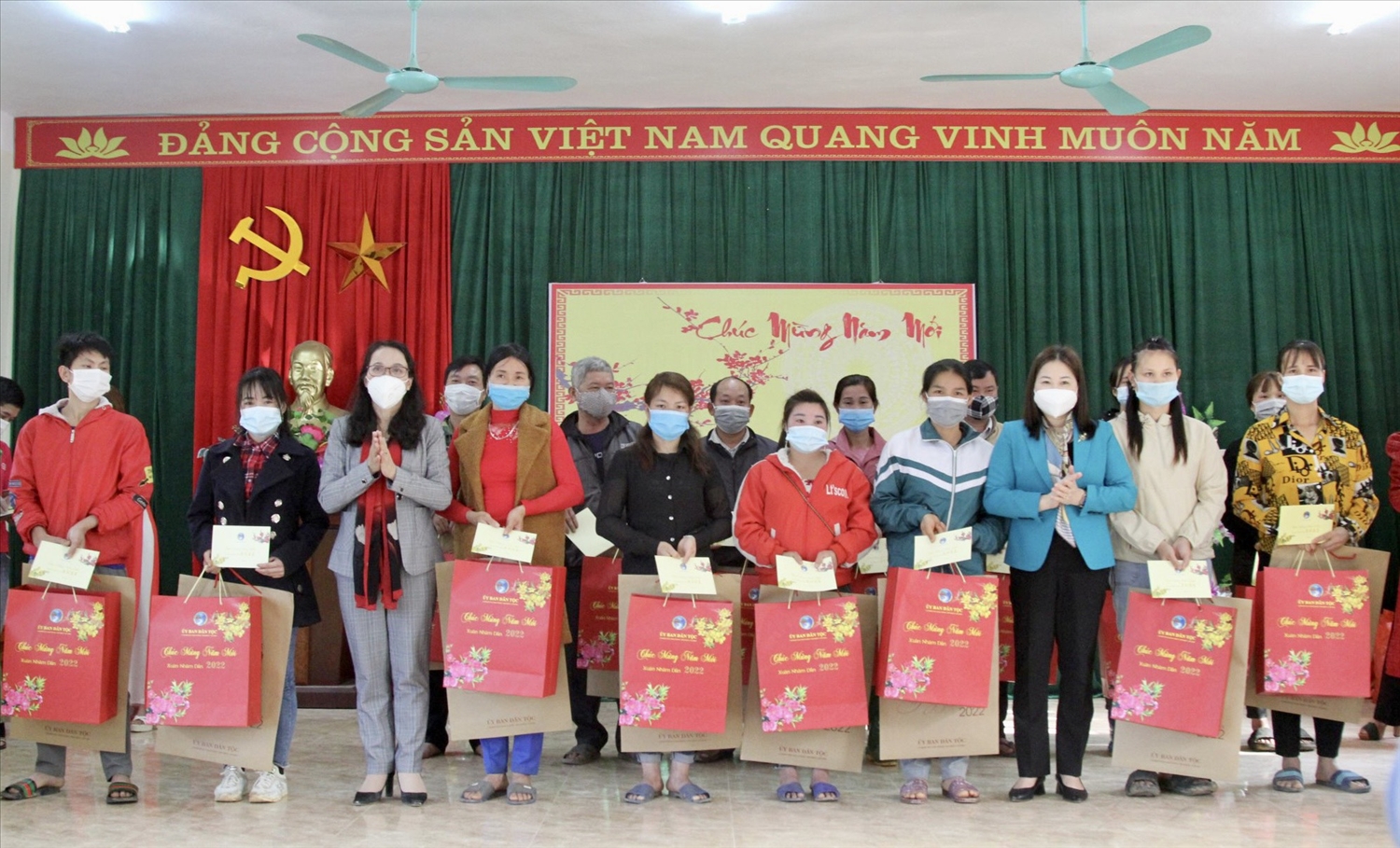 Đoàn công tác tặng quà tại UBND xã Khánh Hòa, huyện Lục Yên