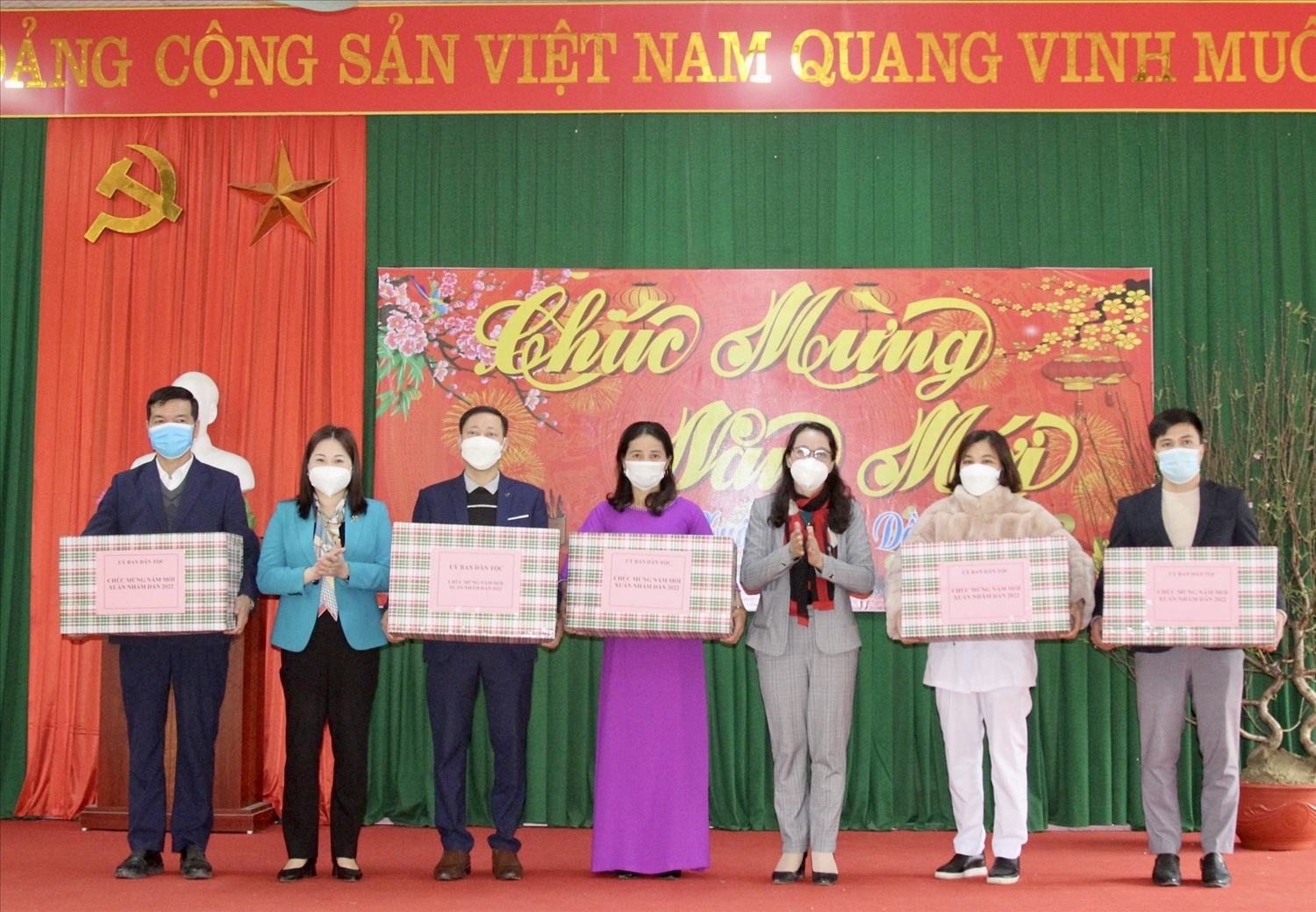 Thứ trưởng, Phó Chủ nhiệm Hoàng Thị Hạnh tặng quà tập thể xã Cảm Nhân, huyện Yên Bình