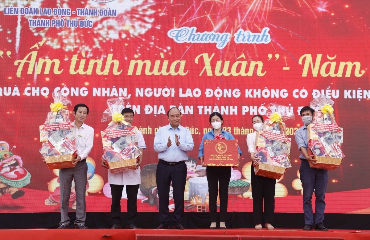 Chủ tịch nước Nguyễn Xuân Phúc trao quà Tết cho Lực lượng y tế TP. Thủ Đức tham gia chống dịch
