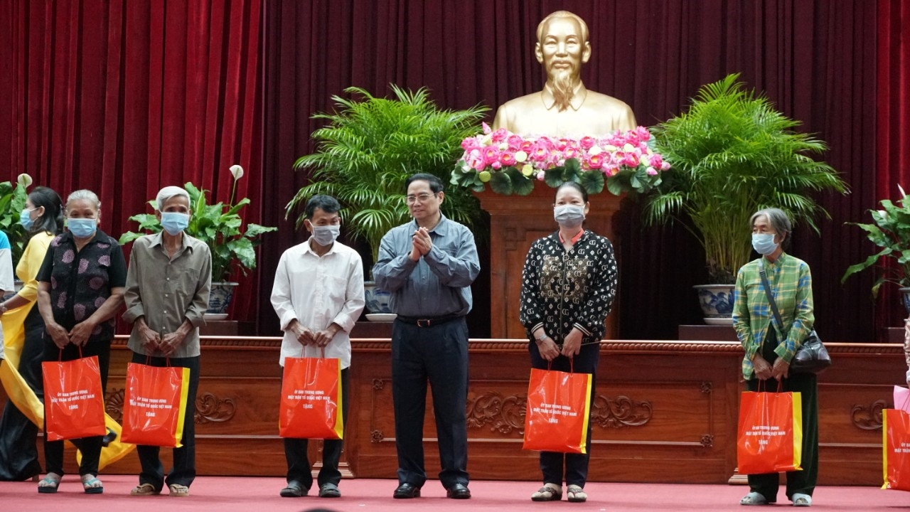 Thủ tướng Phạm Minh Chính tặng quà hộ gia đình chính sách và gia đình bị ảnh hưởng dịch Covid-19 