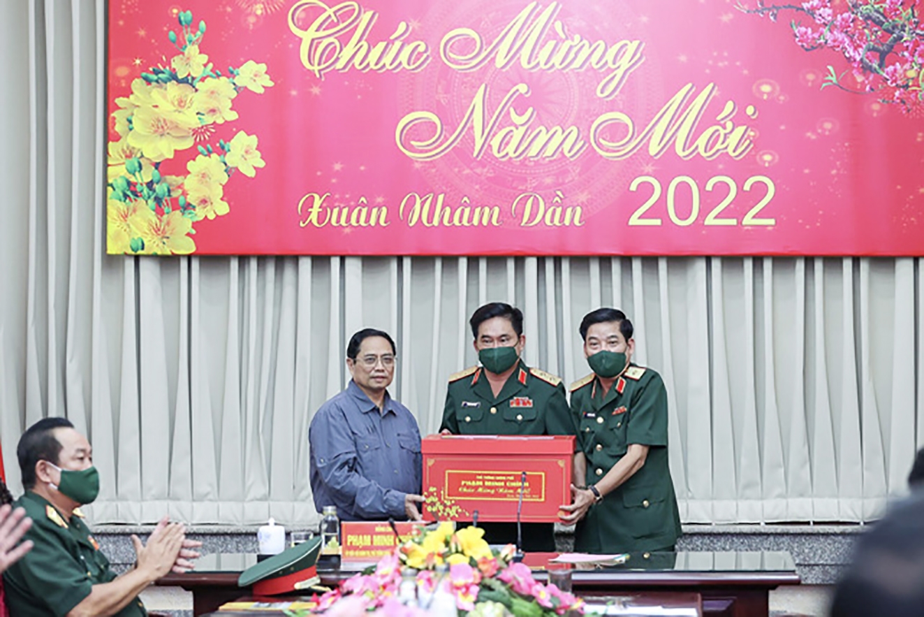 Thủ tướng Phạm Minh Chính thăm và tặng quà Bộ Tư lệnh Quân Khu 9
