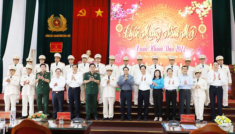 Thủ tướng Phạm Minh Chính chụp ảnh kỷ niệm cùng lãnh đạo Công an TP. Cần Thơ
