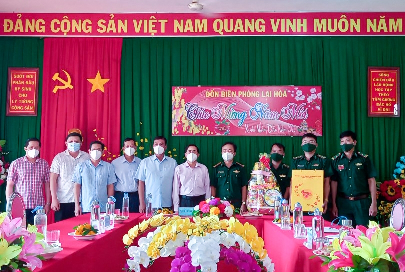 Đoàn công tác Tỉnh ủy Sóc Trăng và Thị ủy Vĩnh Châu tặng quà cho cán bộ, chiến sĩ ĐBP Lai Hòa