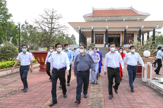 Thủ tướng và Đoàn công tác tham quan Khu tưởng niệm Chủ tịch Hội đồng Bộ trưởng Phạm Hùng. (Ảnh: VGP/Nhật Bắc)