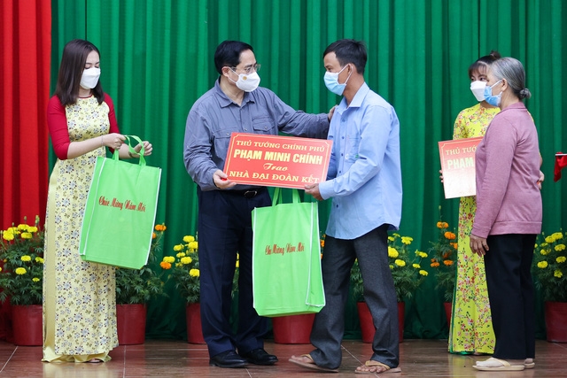 Thủ tướng Phạm Minh Chính tặng nhà Đại đoàn kết cho các hộ gia đình khó khăn của huyện Vũng Liêm và huyện Tam Bình. (Ảnh: VGP/Nhật Bắc)