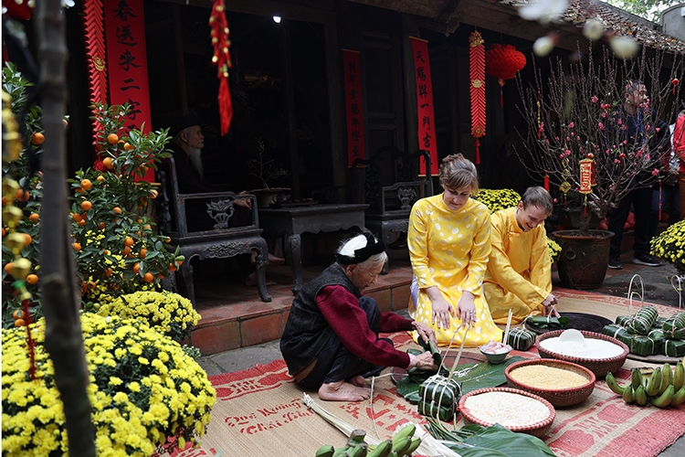Đại biểu quốc tế trải nghiệm nét văn hóa gói bánh chưng của người Việt