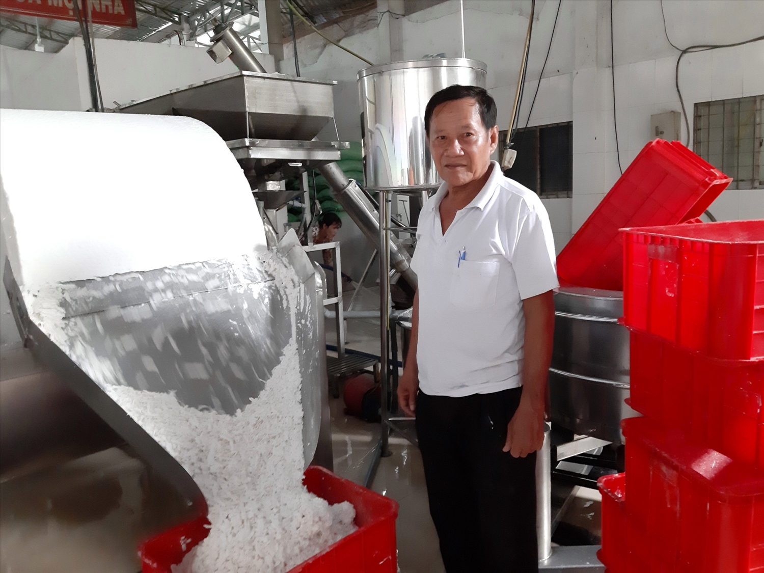 Ông Huỳnh Văn Chót, Giám đốc HTX bánh tráng Mỹ Lồng đang vận hành quy trình xay bột cung cấp cho xã viên sản xuất bánh tráng.
