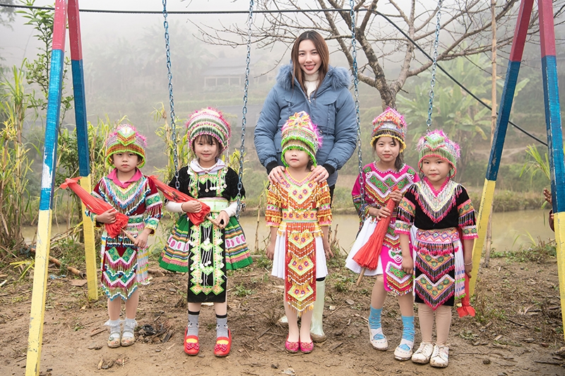 Hoa hậu Hòa bình Quốc tế Thùy Tiên đi làm từ thiện ở vùng cao  1