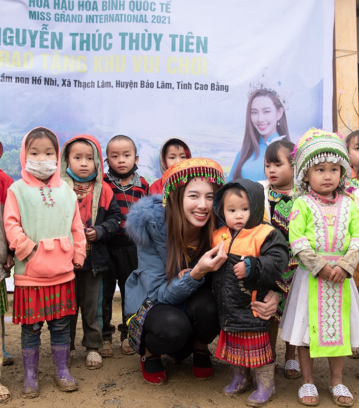 Hoa hậu Hòa bình Quốc tế Thùy Tiên với các em nhỏ người Mông ở Bảo Lạc, Cao Bằng