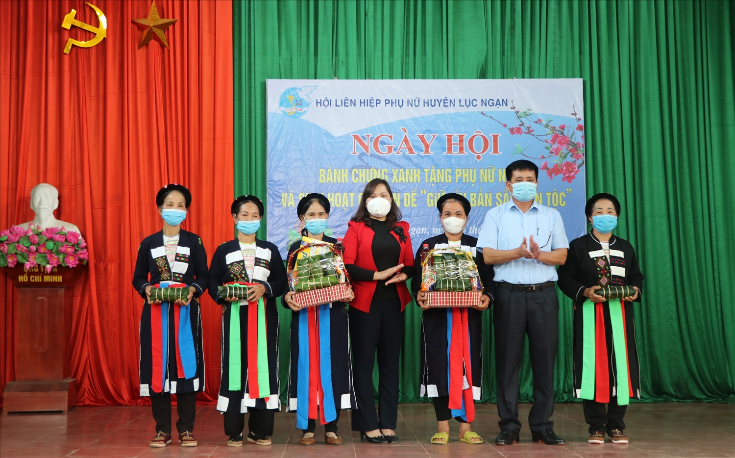 Hội LHPN huyện và lãnh đạo xã Phú Nhuận trao tặng bánh chưng cho phụ nữ nghèo.