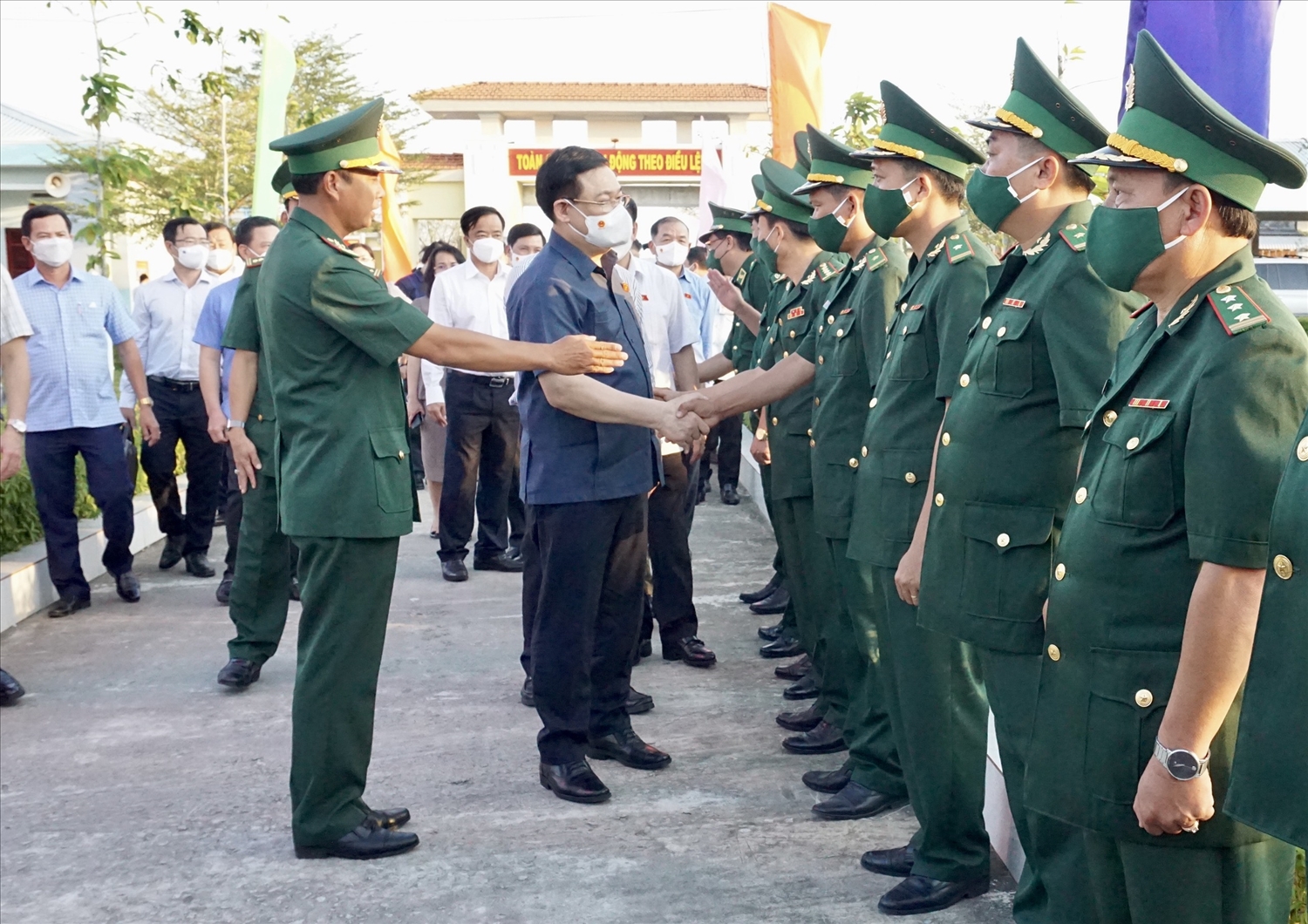 Cán bộ chiến sĩ Đồn Biên phòng Rạch Gốc chào đón Chủ tịch Quốc hội Vương Đình Huệ đến thăm