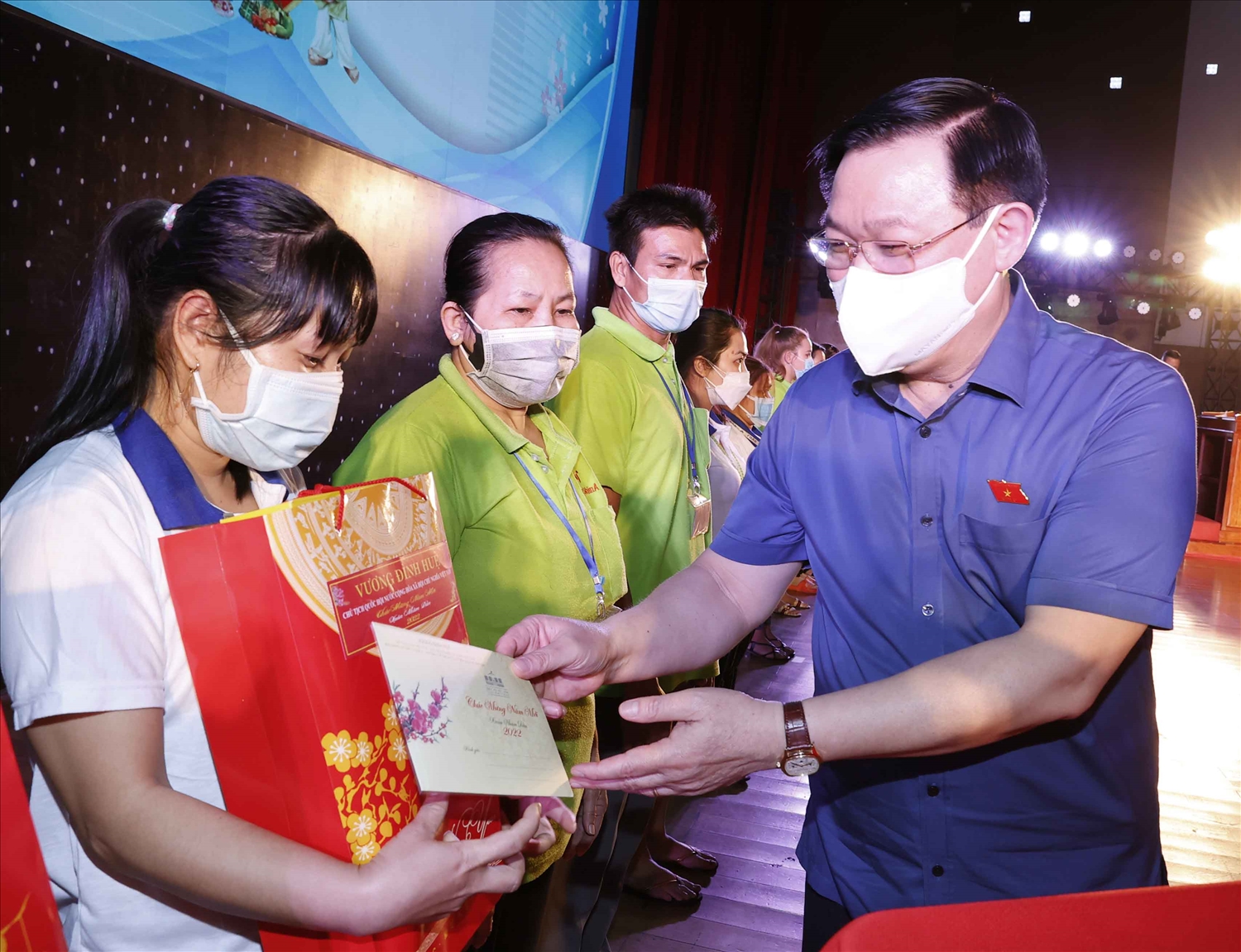 Chủ tịch Quốc hội Vương Đình Huệ trao quà Tết tặng công nhân, người lao động tỉnh Bình Dương