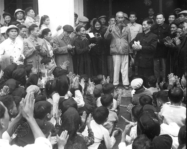 Chủ tịch Hồ Chí Minh thăm và chúc tết đồng bào xã Việt Hưng, huyện Gia Lâm, TP. Hà Nội sáng mùng 1 Tết, ngày 8 tháng 2 năm 1958