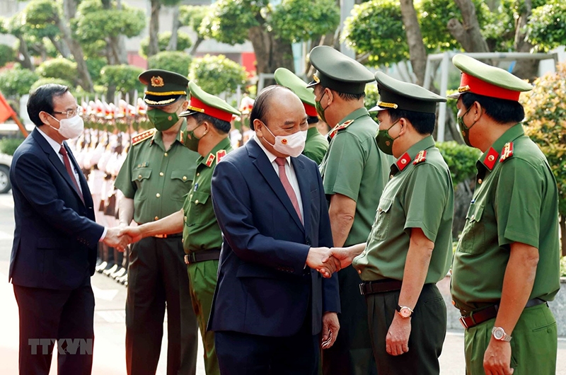 Chủ tịch nước Nguyễn Xuân Phúc với các lãnh đạo Công an TP. Hồ Chí Minh. (Ảnh: Thống Nhất/TTXVN)