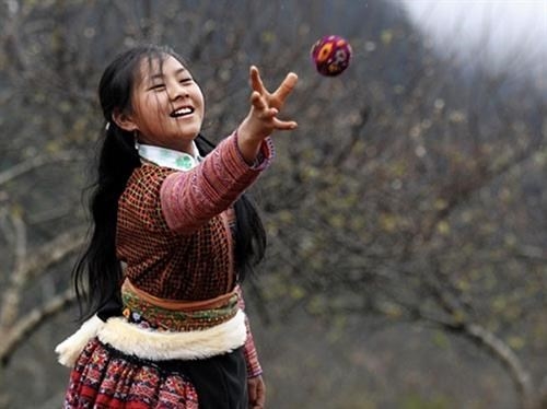Ném pao – trò chơi dân gian đặc sắc nhất không thể thiếu cho các bé gái mỗi dịp Tết đến Xuân về.