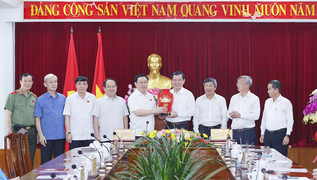 Chủ tịch Quốc hội Vương Đình Huệ và Đoàn công tác tặng quà lưu niệm cho Ban Thường vụ Tỉnh uỷ Đồng Nai. (Ảnh: Doãn Tấn - TTXVN)