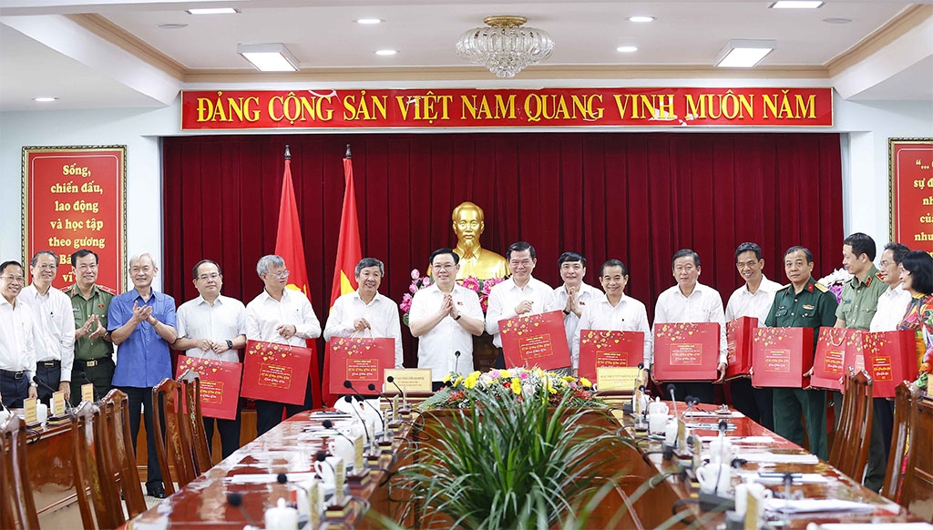 Chủ tịch Quốc hội Vương Đình Huệ tặng quà Tết cho Ban Thường vụ Tỉnh ủy Đồng Nai. (Ảnh: Doãn Tấn - TTXVN)