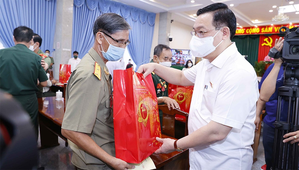 Chủ tịch Quốc hội Vương Đình Huệ thăm, tặng quà Tết tại tỉnh Đồng Nai. (Ảnh: Doãn Tấn - TTXVN)