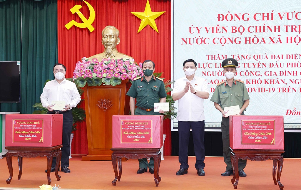  Chủ tịch Quốc hội Vương Đình Huệ tặng quà lực lượng vũ trang, tuyến đầu phòng, chống dịch Covid-19. (Ảnh: Doãn Tấn - TTXVN)