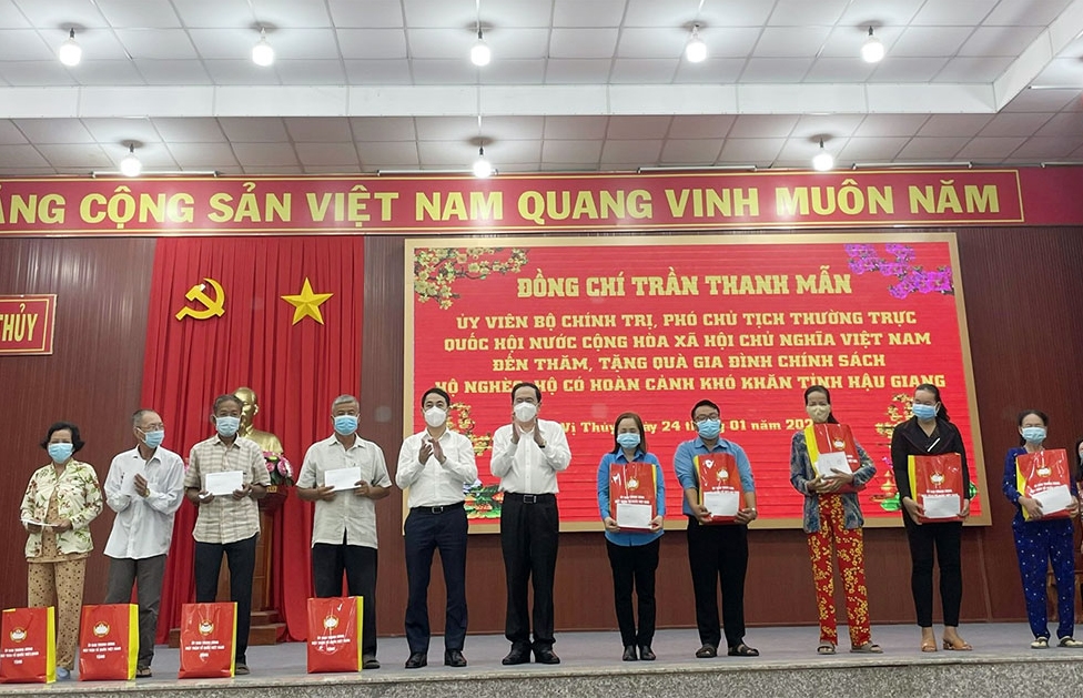 Phó Chủ tịch Thường trực Quốc hội Trần Thanh Mẫn trao quà cho các gia đình có hoàn cảnh khó khăn, gia đình bị ảnh hưởng bởi chất độc da cam