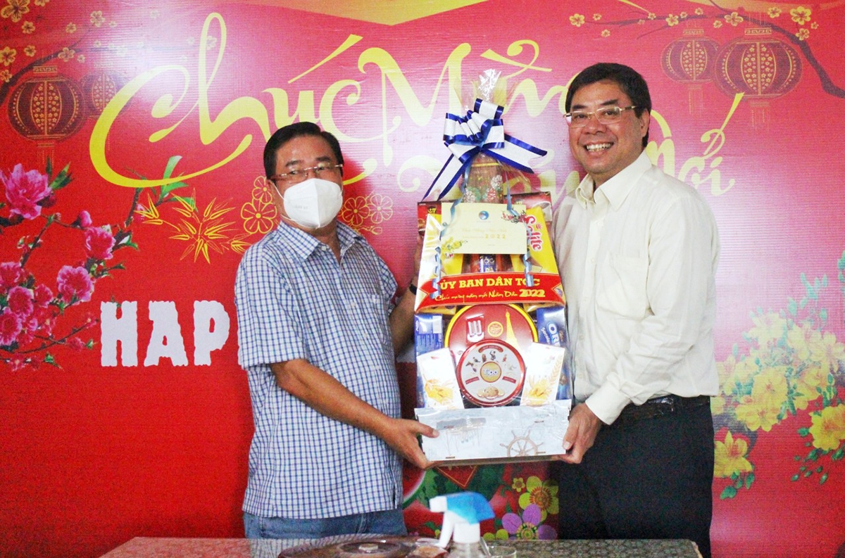 Đoàn công tác thăm, tặng quà tại Ban Dân tộc tỉnh Bạc Liêu