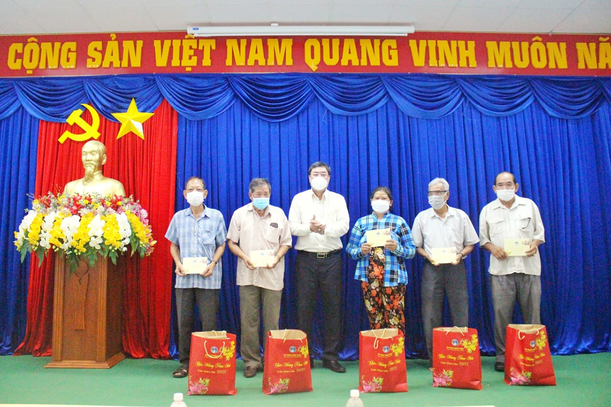Ông Tào Việt Thắng - Phó Vụ trưởng Vụ Địa phương III trao quà Tết cho Người có uy tín, gia đình chính sách và hộ nghèo trên địa bàn tỉnh Cà Mau