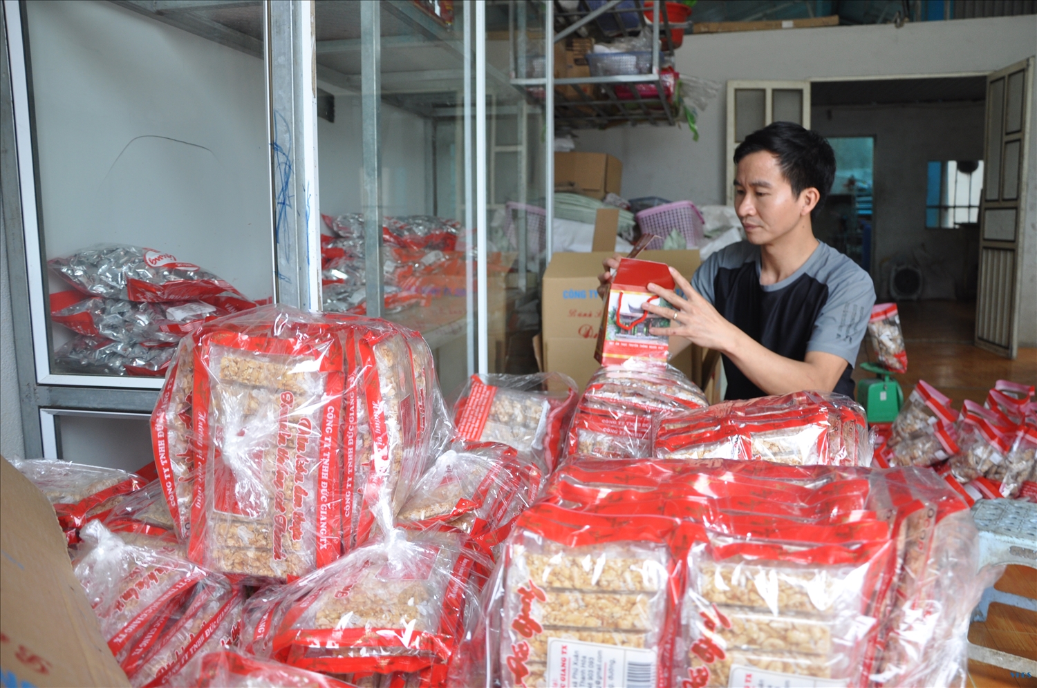 Kẹo lạc Đức Giang tại xã Phú Xuân đang được đóng gói hàng hóa, hoàn thiện sản phẩm để phục vụ thị trường Tết