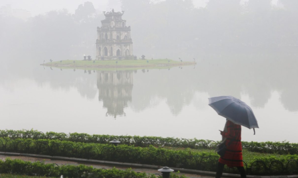Thủ đô Hà Nội nhiều mây, sáng sớm và đêm có mưa phùn và sương mù rải rác