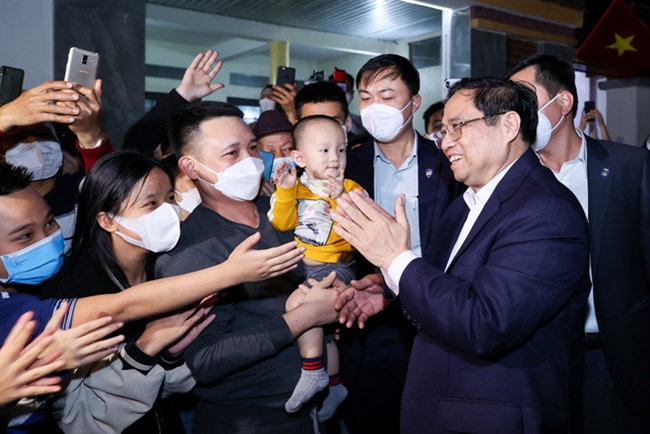 Thủ tướng thăm hỏi tình hình đời sống của người dân tại Thanh Hóa. (Ảnh: VGP/Nhật Bắc)