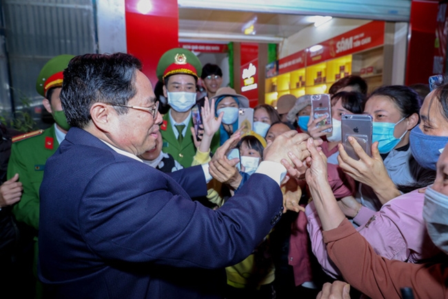 Thủ tướng gặp gỡ, thăm hỏi và chúc Tết nhân dân tỉnh Thanh Hóa. (Ảnh: VGP/Nhật Bắc)