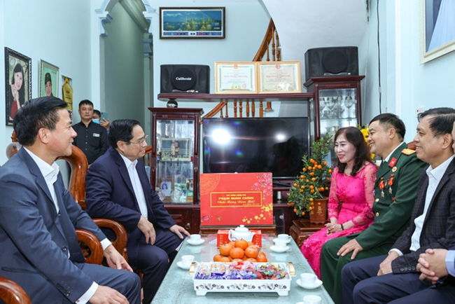 Thủ tướng và Đoàn công tác thăm, chúc Tết, tặng quà gia đình thương binh Hà Duyên Hồng. (Ảnh: VGP/Nhật Bắc)