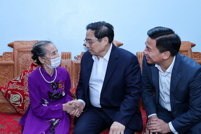 Thủ tướng ân cần thăm hỏi sức khỏe mẹ Việt Nam Anh hùng Nguyễn Thị Thanh. (Ảnh: VGP/Nhật Bắc)