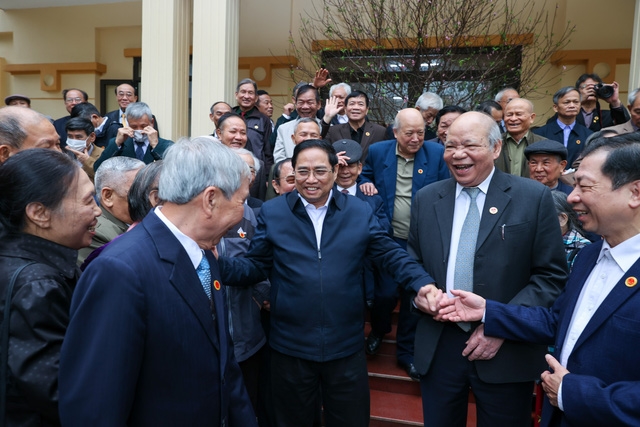 Thủ tướng Chính phủ Phạm Minh Chính và đoàn công tác của Trung ương đã thăm, chúc Tết, nói chuyện với hội viên Câu lạc bộ Hàm Rồng. Ảnh VGP/Nhật Bắc