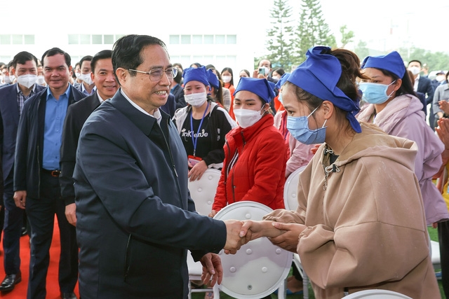 Thủ tướng thăm gia đình chính sách, hộ nghèo, đoàn viên công đoàn, công nhân, người lao động nghèo, có hoàn cảnh khó khăn, bị ảnh hưởng nặng bởi dịch COVID-19. Ảnh: VGP/Nhật Bắc