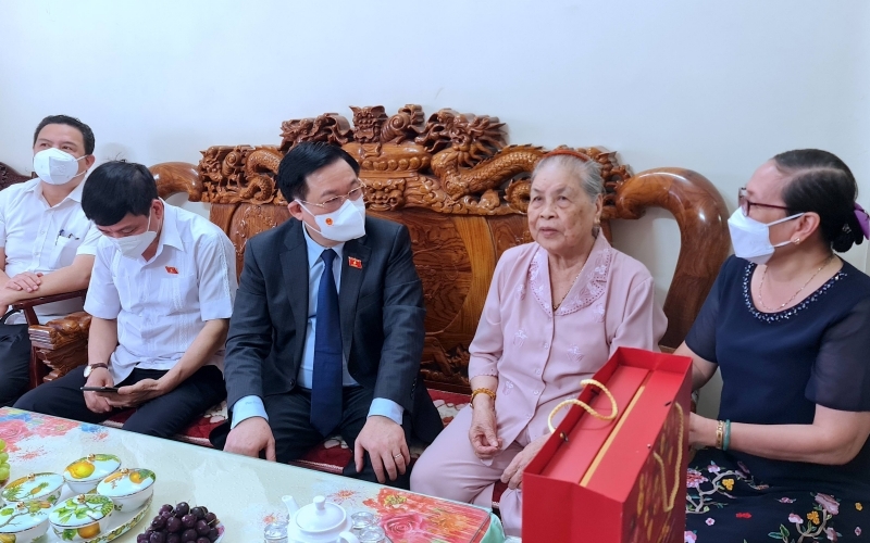 Chủ tịch Quốc hội Vương Đình Huệ thăm, tặng quà Mẹ Việt Nam Anh hùng Trần Thị Khanh (phường 1, TP Cà Mau).