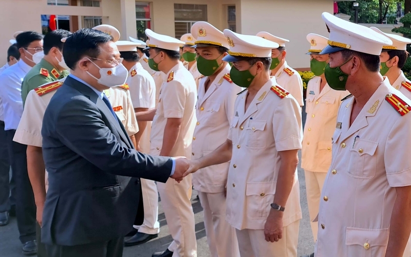  Chủ tịch Quốc hội thăm, chúc Tết và tặng quà lực lượng Công an tỉnh Cà Mau.
