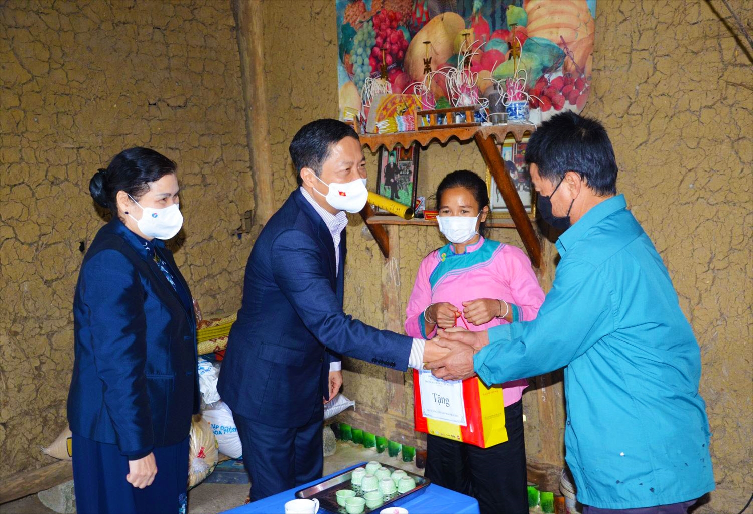 Đồng chí Trần Tuấn Anh tặng quà cho hộ nghèo tại tỉnh Lai Châu