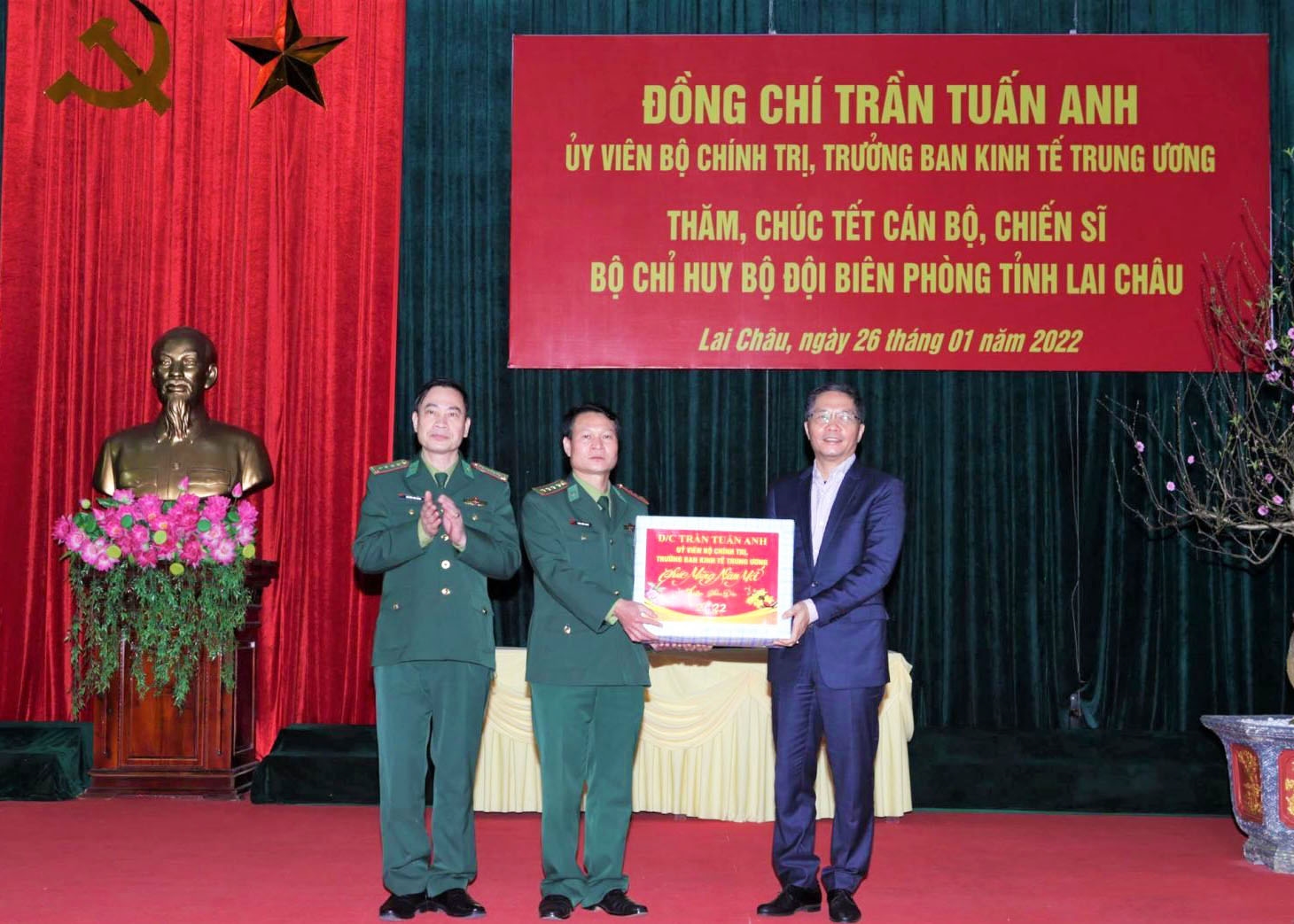 Trưởng Ban Kinh tế Trung ương tặng quà Tết tại Bộ Chỉ huy Bộ đội Biên phòng tỉnh Lai Châu
