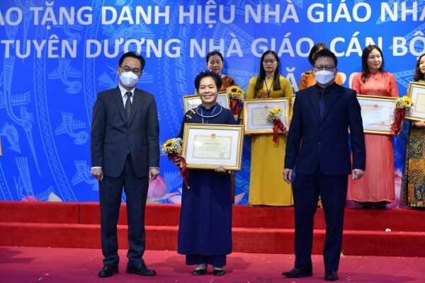 Cô giáo Hà Thị Chướng được vinh danh tại Lễ Trao tặng danh hiệu Nhà giáo Nhân dân, Nhà giáo Ưu tú và tuyên dương nhà giáo, cán bộ quản lý tiêu biểu năm 2021 do Bộ GD&ĐT, Công đoàn Giáo dục Việt Nam tổ chức tháng 11/2021. (Ảnh nhân vật cung cấp)